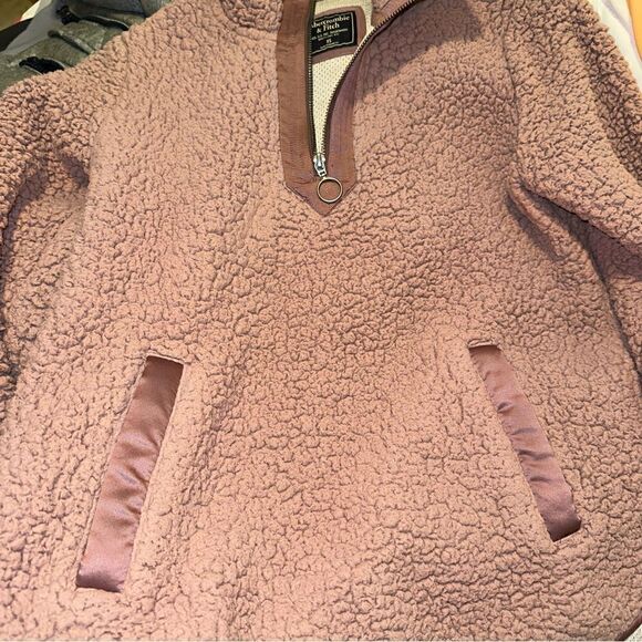 XS Abercrombie & Fitch Sherpa Half-Zip Satin Trim Sweatshirt in Mauve - Picture 6 of 9